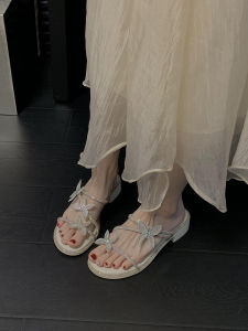 รองเท้าแตะส้นเตี้ยแบบสวมหัวลายผีเสื้อประดับคริสตัลสำหรับผู้หญิง รองเท้าแตะแบบสวมหัวสายเดี่ยวสไตล์ฝรั่งเศสสำหรับใส่กลางแจ้งในช่วงฤดูร้อน