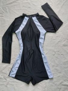 Đồ bơi nữ kín đáo dây khóa kéo liền thân tay dài màu đen sọc trắng đi bơi tiện lợi đi biển đẹp BIKINI SÀI GÒN