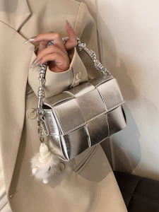 กระเป๋าถือทรงสี่เหลี่ยมเล็กแบบสะพายข้างผ้าถักสีเงินสำหรับผู้หญิงในช่วงฤดูร้อนปี 2024 กระเป๋าสะพายไหล่แบบลำลองสำหรับวัยรุ่น กระเป๋าสะพายข้างแบบหนัง PU