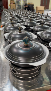 Nồi Nhôm Đế Cồn Đen Size 24cm Dùng Để Giữ Nóng Decor Sang Trọng Trên Các Bàn Tiệc