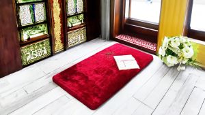 Sajadah bulu rasfur polos ukuran 115 cm x 65 cm x 5.5 cm isi busa.. LP