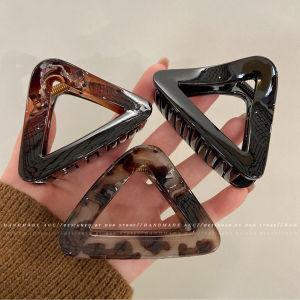 กิ๊บติดผมรูปหัวปลาฉลามทรงสามเหลี่ยมขนาดกลางสำหรับผู้หญิง 2025 ทรงใหม่ ระดับไฮเอนด์ ตกแต่งผมแบบครึ่งหัว ดีไซน์เก๋ไก๋