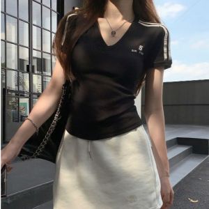 GUZILIAN | Retro American Black V-neck Short-sleeved Slim Fit Womens T-shirt Summer Design Sensation Shoulder Insertion Regular-length Top