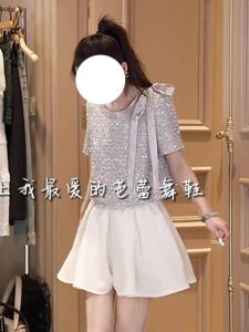 ชิค เสื้อยืดแขนสั้น Glitter Butterfly Knot ผู้หญิง ฤดูร้อน เสื้อท่อนบน เรียบหรู มินิมอล ดีไซน์ Sensation Unique Beauty