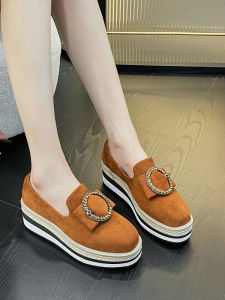 รองเท้าส้นเตี้ยแบบสวมหัวกลมสไตล์อังกฤษสำหรับผู้หญิง ฤดูใบไม้ร่วง 2025 รองเท้าหัวกลมแบบสวมหัวพร้อมหัวเข็มขัดโลหะ ส้นเตี้ย ส้นหนา รองเท้าสวมแบบสวมหัวกลม ส้นเตี้ย