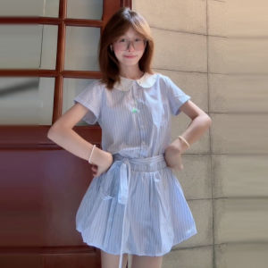 QINWEIYU | Váy ngắn xếp ly họa tiết sọc xanh Miu cho nữ mùa hè 2025 Váy ngắn xếp ly cổ búp bê Váy chữ A bằng vải polyester