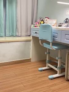 Height Adjustable Study Chair