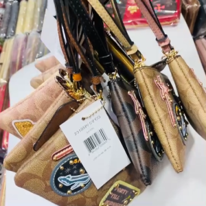 กระเป๋าข้อมือ ผู้หญิง ได้สินค้าถ่ายจากภาพจริง 100% 1-3 วันลูกค้าได้รับสินค้า กระเป๋าสตางค์สะพายได้