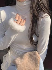 เสื้อยืดคอกลมแขนยาวบุด้วยผ้าขนแกะหนาสำหรับผู้หญิง ทรงสลิมฟิต ทรงเข้ารูป ทรงหลวม สไตล์ฤดูหนาว เสื้อเชิ้ตชั้นในแบบสวมทับ