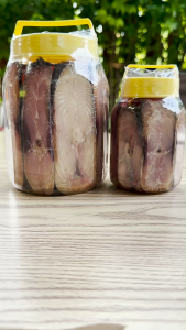 Menapheshop ปลาอินทรีย์เค็ม ในน้ำมันพืช กระปุกเล็กและกระปุกใหญ่ 100% ปลาอินทรีย์