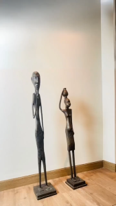 Patung Dekorasi Tembaga Hitam Pasangan Afrika Tinggi Elegan untuk Interior Rumah dan Ruang Tamu