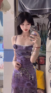 เดรสยาวสีม่วง ทรงเอ สายเดี่ยวปรับสายได้ แต่งลูกไม้ที่อกและกระโปรง ลายกราฟิก ผ้าตาข่ายจับจีบลำตัว มีซับใน แถม!เข็มกลัดดอกไม้ #8137