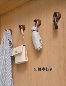 ตะขอแขวน ติดผนัง ฐานไม้กลม สวยเรียบเนียน สีดำ (1ชิ้น) HK-N1