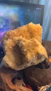 Ổ đá thạch anh vàng Citrine hình núi pha lê tán sắc lấp lánh tự nhiên vũ trụ kèm đế gỗ năng lượng tùy chọn