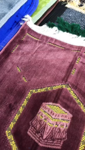 Sajadah Turki Alif Tanggung: Oleh Oleh Haji Berkualitas Tinggi