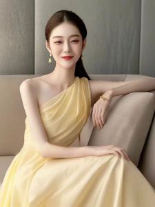 ชุดเดรสยาวไหล่ข้างเดียวสีเหลืองสไตล์ฝรั่งเศส ชุดราตรียาวหรูหรา ฤดูร้อน 2025 ชุดเดรสยาวหรูหราสไตล์ฝรั่งเศส