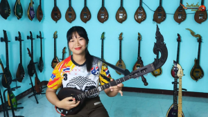 พิณไฟฟ้าไม้แต้ดำรุ่นหยด หัวกนก(รุ่นโบราณ) บอดี้งานน้ำมัน 3สาย15เฟรต 1PU คุณภาพสูง