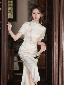 กี่เพ้าสไตล์จีนแบบใหม่ชุดเดรสแบบประยุกต์สำหรับวัยรุ่นดูมีระดับดูดีดูแพงสำหรับสาวๆสีขาวปักลายเรียบหรูใส่ช่วงฤดูร้อนสำหรับผู้หญิง