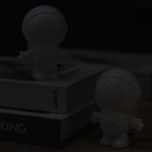 Đèn ngủ LED hình nhân vật phi hành gia