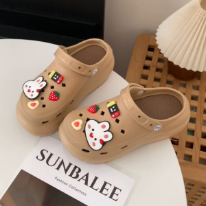 SUN8694💕 รองเท้าหัวโตแฟชั่นสุดฮิต สีพาสเทล+แถมตัวติดการ์ตูน รองเท้าแตะแบบสวมสไตล์เกาหลี พื้นหนา 8 ซม. นิ่มใส่สบาย