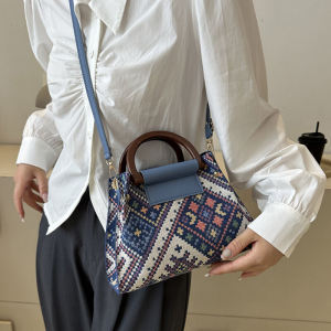 กระเป๋าสี่เหลี่ยมเล็กแบบสะพายไหล่ข้างเดียวสำหรับผู้หญิง ปี 2023 กระเป๋าสานแฟชั่นสีบล็อกสำหรับเดินทาง กระเป๋าสะพายข้างแบบอเนกประสงค์ กระเป๋า PU ลายทาง