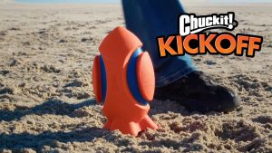 Chuckit! KICKOFF ลูกรักบี้ มีฐานตั้งในตัวช่วยให้เตะง่าย ลอยน้ำ คาบง่าย น้ำหนักเบา เล่นได้ทั้งครอบครัว ของเล่นสุนัข Dog Fetch Toy