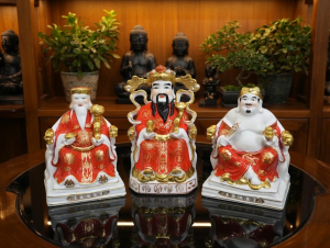 Cặp Tượng Thần Tài Thổ Địa Gấm Đỏ HK Chất Liệu Sứ Dát Vàng Cao Cấp Đặt Bàn Thờ Thần Tài Để Tủ Thờ (Tài Địa Gấm Đỏ HK )
