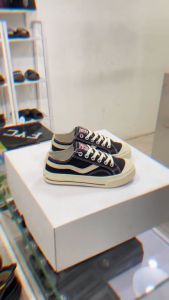 VENTELA PUBLIC Low Cut Sneakers Hitam Putih Tali - Gaya Skater Kanvas Retro
