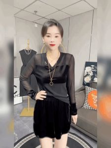 เสื้อยืดคอวีแขนยาวผ้าลูกไม้ผสมกำมะหยี่ทรงสลิมฟิตสำหรับผู้หญิง สีดำ แฟชั่น เสื้อชั้นในผ้าตาข่ายทรงสลิมฟิต