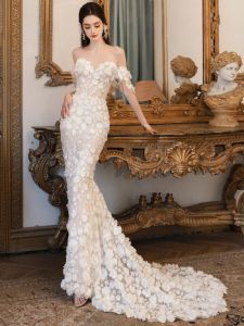 ชุดแต่งงานสไตล์ฝรั่งเศสไหล่เดียวดอกไม้หางปลาเนื้อผ้าคุณภาพสูงสำหรับเจ้าสาว เสื้อคลุมยาวสไตล์ย้อนยุคหรูหรา