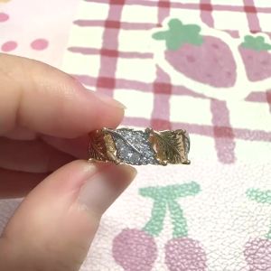 Huitan Fresh Leaf Women Two Tone Ring Inlaid Brilliant Cubic Zirconia Fashion Versatile Wedding Engagement Accessories Jewelry