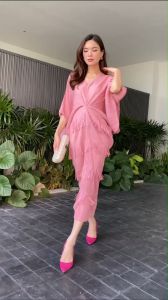 Dress อัดพลีท ดีไซด์ตัวยาว แขนผีเสื้อ 🦋 อัดพลีทแน่นๆ เพิ่มความหรู ด้วยการเล่น 🔷🔶 สีตัดสี่เหลี่ยม  สแควร์แบบใหญ่สุดคลาสิค  ดูมีมิติ ไฮโซววว 👑 เพิ่มความปัง ด้วยการแต่งพู่ตัดระบาย ในช่วง ด้านหน้าชุด สวยโดดเด่นคร้า  ตัวเดรสทรงปล่อย  แพตเทิร์น อลังกาลสวย