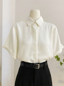 เสื้อเชิ้ตคอโปโลแขนสั้นผ้าซาตินสีขาวสไตล์เรโทรสำหรับผู้หญิง ทรงหลวม สไตล์เกาหลี คอลเลกชันฤดูร้อน 2024
