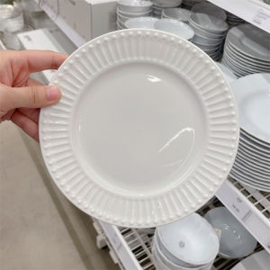 ชุดอาหารเซรามิกสีขาวสไตล์นอร์ดิกสําหรับใช้ในครอบครัว ชามอาหารที่เบาและหรูหรา จานเล็กสไตล์เรโทรที่เรียบง่าย