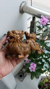 Đôi tỳ hưu gỗ bách xanh – linh vật phong thủy chiêu tài giữ lộc