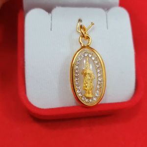 จี้เทพทันใจ องค์ทองล้อมเพชร กรอบทอง ขนาด 1.5 x 2.5 cm (นัตโบโบยี) ชุบทอง ทองปลอม ทำจากทองเหลือง รูปถ่ายจากสินค้าจริง