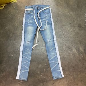 กางเกงยีนส์ แฟชั่นชาย กางเกงยีนส์แถบขาว แถบข้าง กางเกงขายาว กางเกงผู้ชาย แถมเชือก เอว 28-38 นิ้ว