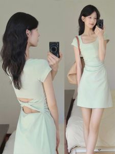 ชุดเดรสสั้นสีเขียวไซกระดมาใหม่สำหรับฤดูร้อน สไตล์ DOPAMINE สวมนวดน่องสวยงาม เยาวชนในอีก 20 - 25 ปี 2PCS มินิกล้ามแขนกีระการีด