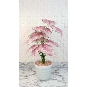 Pohon Daun Tanaman Artificial Calladium Pink Full X18 Semilatex Pot Ulir Lovenia Putih Plastik Dekorasi Rumah Cafe Aesthetic