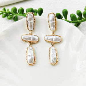 Fashionable Exaggerated Earrings Vintage Womens Design Sensation Luxury Lightweight Alloy Gemstone Ear Studs C379