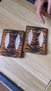 กระเป๋าลายเสือ สีแทนสองมุขคู่ เป็นกระเป๋าแฟชั่น ที่ได้รับความนิยม