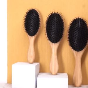 แปรงหวีผม หวีขนหมูป่า หวีผม หวีนวดศรีษะ ด้ามไม้ไผ่ หวี เครื่องมือพยาบาล