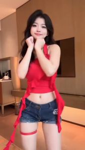 Jenny พร้อมส่ง💗เสื้อเกาะอกเซ็กซี่ผู้หญิง🌺คล้องคอ ลายดอกกุหลาบ Y2kเสื้อครอป เปิดไหล่เข้ารูป สไตล์เวียดนาม สาวอ้วนใส่ได้