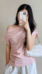 Áo thun lệch vai tay ngắn vải lông thỏ Áo phông xếp ly sườn nhún eo điệu đà form vừa Lucky Clothing