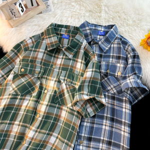 เสื้อเชิ้ตแขนสั้นลายสก็อตหลวมๆ สำหรับผู้ชาย ฤดูร้อน 2024 ทรงหลวมๆ สำหรับคู่รัก แจ็คเก็ตทำงานสไตล์ย้อนยุค สไตล์อเมริกัน