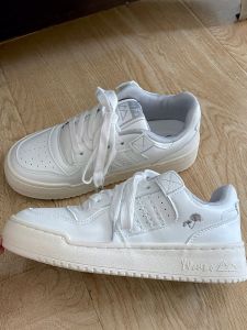 รองเท้าสนีกเกอร์สำหรับสาวๆกีฬาสไตล์เบลล่าสไตล์อเมริกันย้อนยุคสำหรับนักเรียนหญิงมัธยมปลายและต้นหญิงสไตล์เกาหลีกระต่ายรองเท้าสีขาวพื้นหนาสำหรับฤดูใบไม้ร่วงและฤดูหนาว