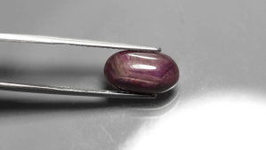 6.95 ct พลอยแท้ พลอยแดง ดิบ สตาร์ (Unheated Star Ruby) สีแดงอมม่วง ไข่หลังเบี้ย แอฟริกา