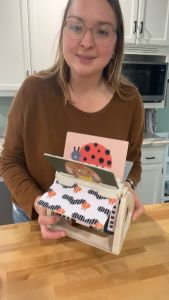 GM Kids (ของแท้แบรนด์ยุโรป) หนังสือเด็ก สองด้านหมุนได้ Tummy Time Spinning Book Taf Toys TF0004