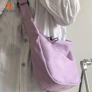ARCTIC HUNTER กระเป๋าสะพาย กระเป๋าสะพายผญ กระเป๋าสะพายผู้หญิง กระเป๋าแฟชั่น สะพายไหล่ญี่ปุ่นฮาราจูกุเรียบง่ายกระเป๋าวาฟเฟิลลำลองวรรณกรรมและศิลปะกระเป๋าสะพายไหล่สีบริสุทธิ์