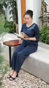ĐỒ BỘ TRUNG NIÊN CHẤT LỤA RUBY CAO CẤP HỌA TIẾT THÊU TINH TẾ MÀU SẮC DỊU NHẸ DÀNH CHO QUÝ CÔ THANH LỊCH SANG TRỌNG